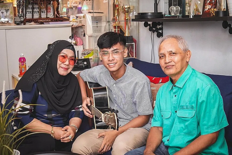 "Ketika saya menonton persembahannya yang pertama di GV, saya sangat terpegun dan terkejut akan suaranya apabila beliau sedang menyanyikan lagu 'Terlalu Istimewa'. Cara beliau menyanyi lagu 'Ikan Di laut Asam Di darat' membuat saya terus terpikat dengan lagu tersebut.'' - Alfan Ryan Alfe Rohan, yang turut mempelajari cara seseorang penyanyi membawakan kelainan pada lagunya.