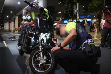 Berdasarkan pemerhatian Berita Harian (BH) sewaktu mengikuti operasi penguatkuasaan oleh pegawai Penguasa Pengangkutan Darat (LTA) di Northpoint City, Yishun pada 3 Ogos, beberapa AMD kelihatan telah disita, termasuk Basikal Guna Kuasa (PAB) dan Alat Mobiliti Peribadi (PMD) yang diubah suai hingga boleh mencecah kelajuan hampir 100 kilometer sejam (kmh).