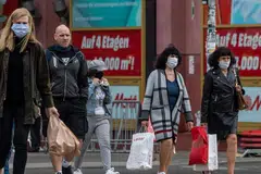 Pihak awam jalan keluar dari sebuah pusat beli-belah di Berlin. 