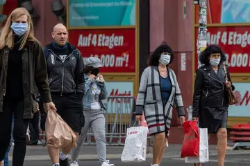Pihak awam jalan keluar dari sebuah pusat beli-belah di Berlin. 