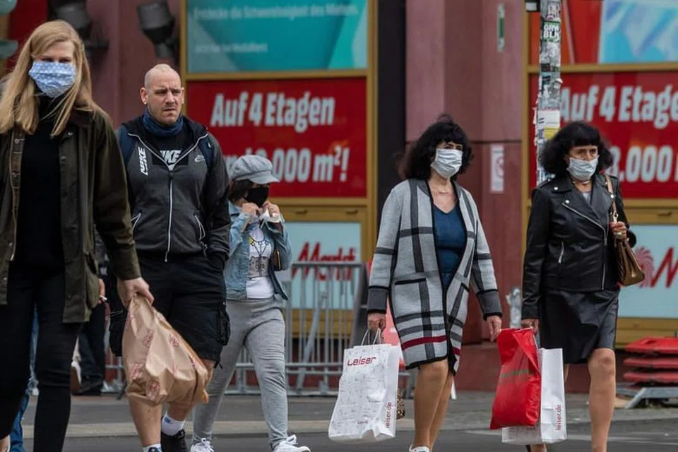 Pihak awam jalan keluar dari sebuah pusat beli-belah di Berlin. 