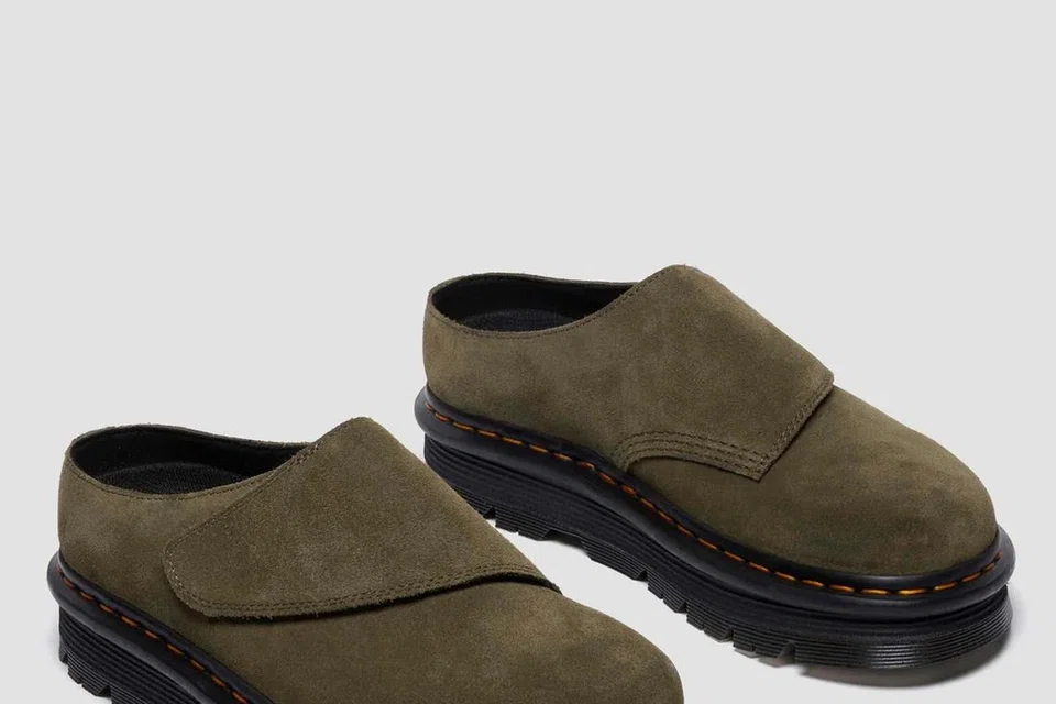 Mules suede ini menampilkan gaya santai tetapi tetap memberi penampilan yang ‘chic’, seakan seseorang yang baru pulang daripada bacaan puisi.
