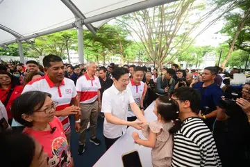 Perdana Menteri, Encik Lawrence Wong (tengah), beramah mesra dengan penduduk di Karnival Sukan dan Kesejahteraan anjuran GRC Ang Mo Kio serta Kawasan Undi Perseorangan (SMC) Kebun Baru dan Yio Chu Kang di Hougang Street 61. Turut serta ialah Anggota Parlimen GRC Ang Mo Kio, Encik Darryl David (dua dari kiri) dan Menteri Kanan, Encik Lee Hsien Loong (tiga dari kiri). 