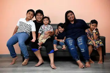 BANTUAN BAUCAR AMAT DIHARGAI: Cik Nur Diana Mazlan dan suami, Encik Muhammad Zulfiqar,berharap bantuan bagi tahun ini mempunyai kesan yang sama. Bersama mereka ialah anak-anak mereka. - Foto BM oleh KHALID BABA