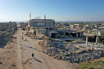 SISA KEGANASAN SEDEKAD LALU : Banyak bangunan musnah di kawasan barat wilayah Aleppo yang pernah menjadi kawasan yang makmur sebelum bermulanya perang saudara di Syria 10 tahun lalu. - Foto-foto AFP 