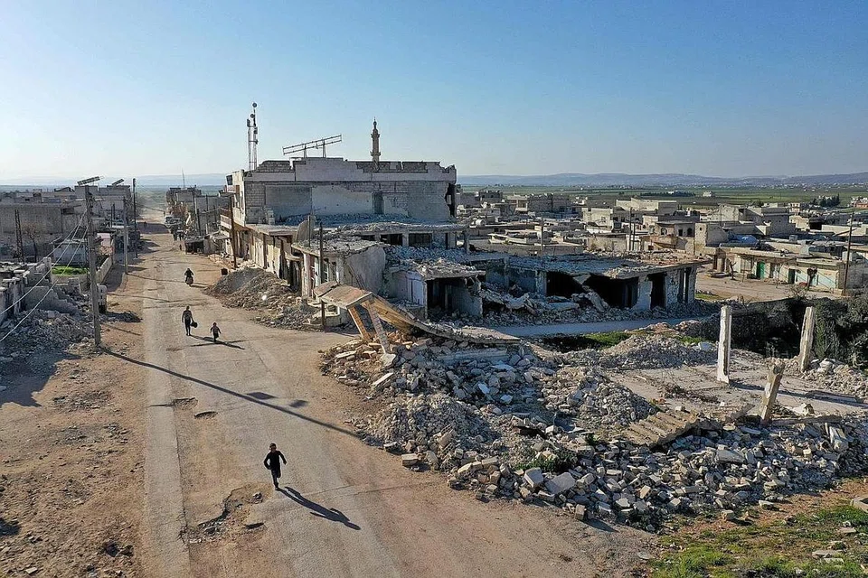 SISA KEGANASAN SEDEKAD LALU : Banyak bangunan musnah di kawasan barat wilayah Aleppo yang pernah menjadi kawasan yang makmur sebelum bermulanya perang saudara di Syria 10 tahun lalu. - Foto-foto AFP 