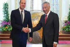 KUNJUNGAN DIRAJA: Putera William (kiri) disambut Perdana Menteri, Encik Lee Hsien Loong, setibanya beliau di Istana pada Isnin sebagai sebahagian daripada acara latawan kerjanya ke Singapura. 