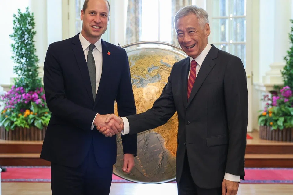 KUNJUNGAN DIRAJA: Putera William (kiri) disambut Perdana Menteri, Encik Lee Hsien Loong, setibanya beliau di Istana pada Isnin sebagai sebahagian daripada acara latawan kerjanya ke Singapura. 