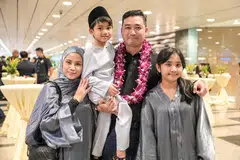 Kapten (NS), Encik Muhammad Eusoff Muhammad Idris, pulang ke pangkuan isterinya, Cik Tengku Azreena Herdawati Tengku Azmanshah (kiri), dan anak-anaknya, Anggun Qaisarah Mohammed Fitri, 11 tahun, dan Megat Muhammad Eshan Muhammad Eusoff, enam tahun, pada 8 April di Lapangan Terbang Changi Terminal 3.