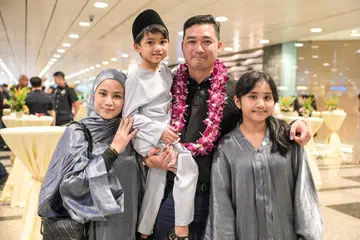 Kapten (NS), Encik Muhammad Eusoff Muhammad Idris, pulang ke pangkuan isterinya, Cik Tengku Azreena Herdawati Tengku Azmanshah (kiri), dan anak-anaknya, Anggun Qaisarah Mohammed Fitri, 11 tahun, dan Megat Muhammad Eshan Muhammad Eusoff, enam tahun, pada 8 April di Lapangan Terbang Changi Terminal 3.