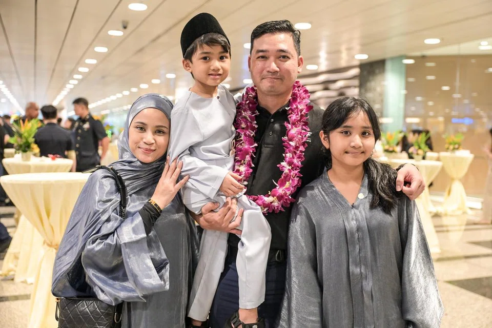 Kapten (NS), Encik Muhammad Eusoff Muhammad Idris, pulang ke pangkuan isterinya, Cik Tengku Azreena Herdawati Tengku Azmanshah (kiri), dan anak-anaknya, Anggun Qaisarah Mohammed Fitri, 11 tahun, dan Megat Muhammad Eshan Muhammad Eusoff, enam tahun, pada 8 April di Lapangan Terbang Changi Terminal 3.