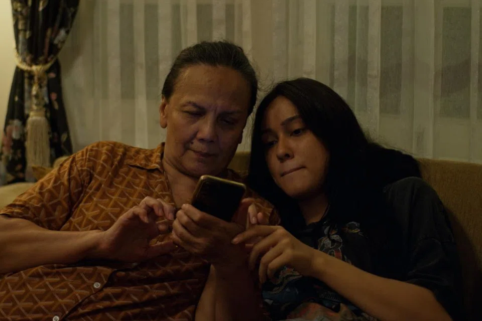 Christine Hakim (kiri), selaku ibu yang penyayang, Rahmi, dibelenggu emosi sedih dek kematian suami sehingga jatuh sakit. Anak bongsunya, Hening (lakonan Yasmin Napper), sering bersama dengannya ketika adik-beradik lain sibuk.