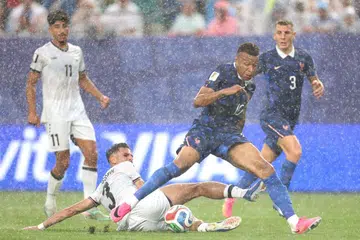 Perlawanan kumpulan I antara Perancis dengan Iraq pada 22 Jun (23 Jun waktu Singapura) di Stadium Philadelphia terpaksa ditangguhkan selama dua jam akibat hujan lebat. Perancis akhirnya menewaskan Iraq 3-0, hasil jaringan Kylian Mbappe (dua dari kanan) dan Ousmane Dembele.