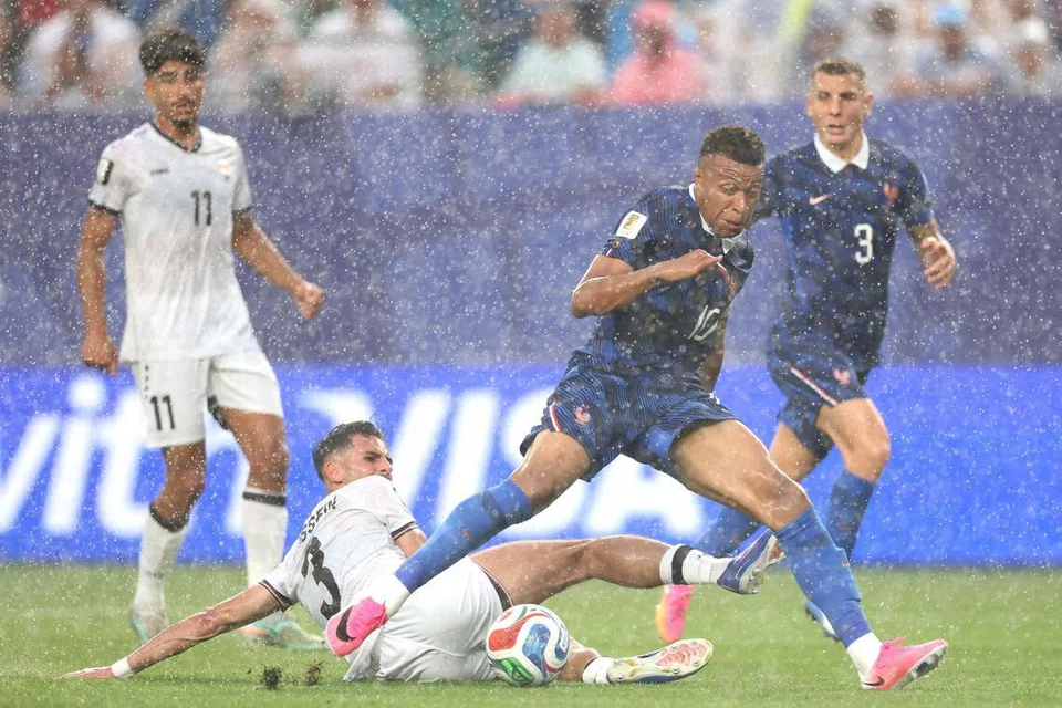 Perlawanan kumpulan I antara Perancis dengan Iraq pada 22 Jun (23 Jun waktu Singapura) di Stadium Philadelphia terpaksa ditangguhkan selama dua jam akibat hujan lebat. Perancis akhirnya menewaskan Iraq 3-0, hasil jaringan Kylian Mbappe (dua dari kanan) dan Ousmane Dembele.