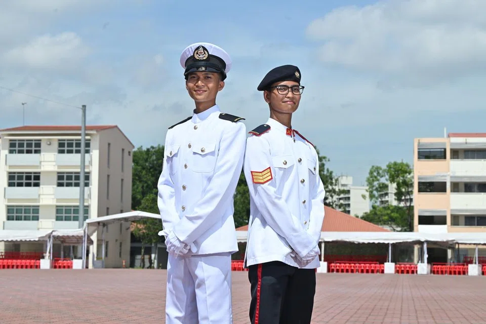 Kadet Pakar Pelatih (SCT) Muhammad Adryan Muhammad Ridzal (kiri), bersama SCT Iman Farihin Abdul Rahman, antara 1,060 Anggota Perkhidmatan Negara Sepenuh Masa (NSF), yang tamat latihan.