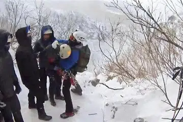 BERJAYA DISELAMATKAN: Seorang daripada empat orang yang diselamatkan di Gunung Asahidake di Hokkaido (kedua dari kanan) selepas tersesat. Seorang wanita Singapura antara yang diselamatkan. - Foto THE SANKEI SHIMBUN & SANKEI DIGITAL