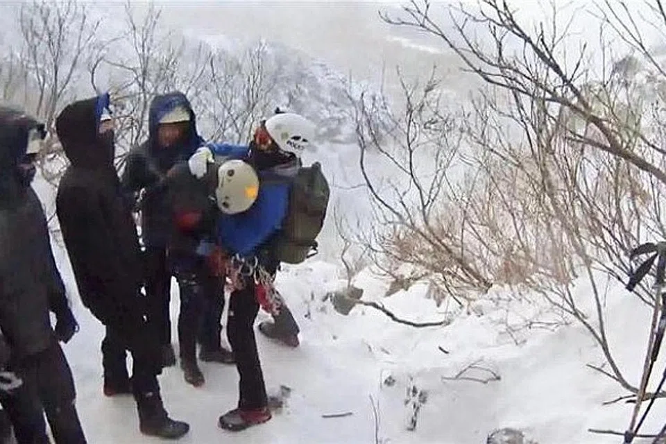 BERJAYA DISELAMATKAN: Seorang daripada empat orang yang diselamatkan di Gunung Asahidake di Hokkaido (kedua dari kanan) selepas tersesat. Seorang wanita Singapura antara yang diselamatkan. - Foto THE SANKEI SHIMBUN & SANKEI DIGITAL