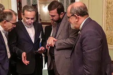 Gambar edaran yang disediakan oleh Khabar Online pada 12 April 2025 menunjukkan Menteri Luar Iran, Encik Abbas Araghchi (dua dari kiri), berbincang bersama anggota delegasi Iran selepas satu pertemuan di Muscat, Oman.