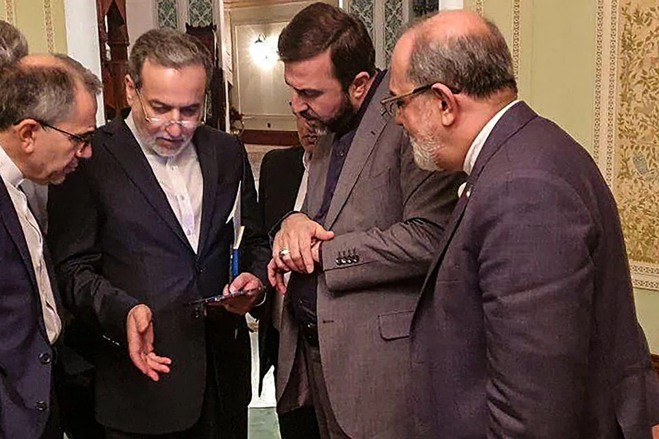 Gambar edaran yang disediakan oleh Khabar Online pada 12 April 2025 menunjukkan Menteri Luar Iran, Encik Abbas Araghchi (dua dari kiri), berbincang bersama anggota delegasi Iran selepas satu pertemuan di Muscat, Oman.