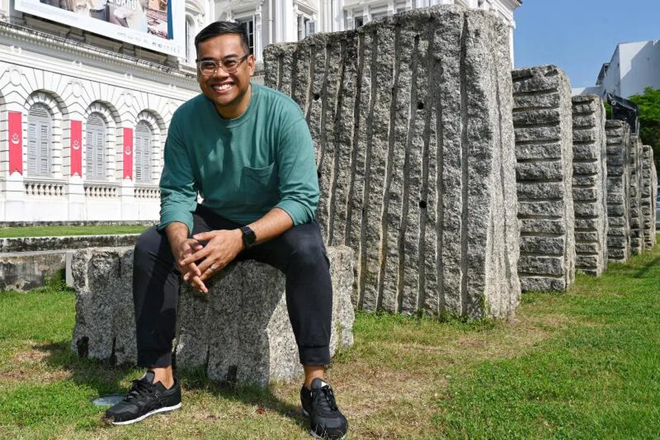 RASA DEKAT DENGAN MASYARAKAT: Encik Muhammad Izdi teruja dapat membawa pengalaman berkarya dan menikmati seni kepada penduduk, sesuatu yang diharapkan dalam pelaksanaan Pelan Seni SG Kita untuk tempoh lima tahun.