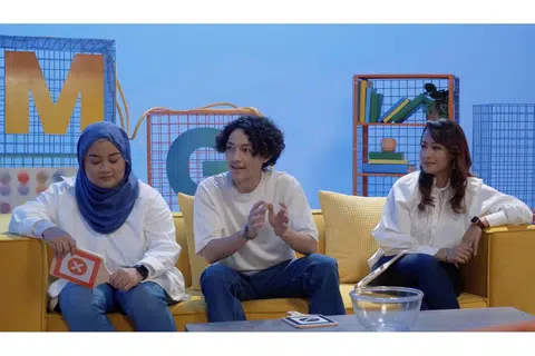 EPISOD KETIGA: Saksikan perbincangan isu kemampanan bersama tetamu undangan rancangan terkini Berita Harian (BH), Orang Muda Gitew (OMG!), (dari kiri) Cik Indra Jalal, Syed Mustaffa Almutahar dan Cik Sarah Bagharib, pada 2 petang di semua wadah digital BH termasuk Facebook, Instagram, TikTok dan juga YouTube. - Foto BH