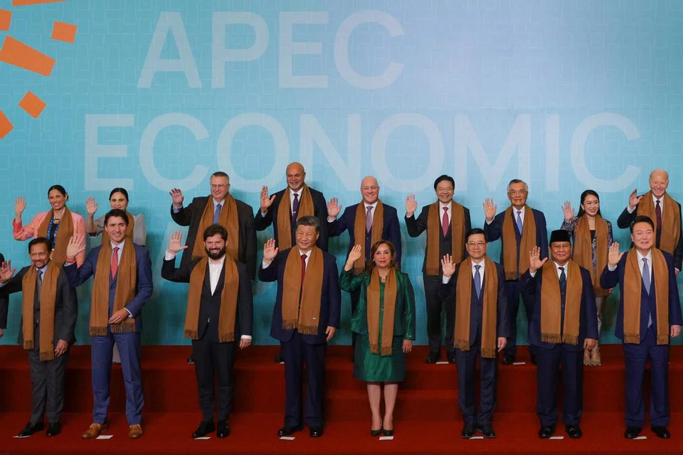 Perdana Menteri, Encik Lawrence Wong, (barisan belakang, lima dari kanan) bergambar dengan pemimpin negara Kerjasama Ekonomi Asia-Pasifik (Apec) semasa menghadiri Rahat Pemimpin Apec. 