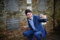 Foto Fail: Perdana Menteri Canada, Justin Trudeau, menghantar mesej video kepada anak lelakinya pada 15 November 2018 yang memaparkan plak peringatan moyang sebelah ibunya, Esther Farquhar Bernard, di Taman Fort Canning, Singapura. Esther merupakan anak kepada Mejar-Jeneral William Farquhar, Residen British dan Komandan pertama Singapura, dan Antoinette “Nonio” Clement, seorang wanita Melaka yang berketurunan Perancis-Melayu.