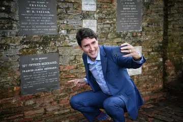 Foto Fail: Perdana Menteri Canada, Justin Trudeau, menghantar mesej video kepada anak lelakinya pada 15 November 2018 yang memaparkan plak peringatan moyang sebelah ibunya, Esther Farquhar Bernard, di Taman Fort Canning, Singapura. Esther merupakan anak kepada Mejar-Jeneral William Farquhar, Residen British dan Komandan pertama Singapura, dan Antoinette “Nonio” Clement, seorang wanita Melaka yang berketurunan Perancis-Melayu.