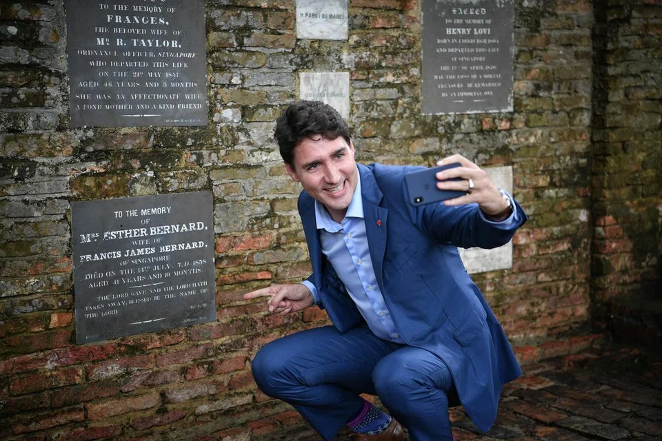 Foto Fail: Perdana Menteri Canada, Justin Trudeau, menghantar mesej video kepada anak lelakinya pada 15 November 2018 yang memaparkan plak peringatan moyang sebelah ibunya, Esther Farquhar Bernard, di Taman Fort Canning, Singapura. Esther merupakan anak kepada Mejar-Jeneral William Farquhar, Residen British dan Komandan pertama Singapura, dan Antoinette “Nonio” Clement, seorang wanita Melaka yang berketurunan Perancis-Melayu.