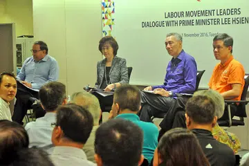 BERBINCANG CABARAN PEKERJA MASA MUKA: Perdana Menteri Lee Hsien Loong (kedua dari kanan) mengadakan dialog bersama pemimpin pergerakan buruh malam tadi berhubung cara mempersiap tenaga kerja Singapura agar lebih bersedia menyahut cabaran masa depan. Di sisi beliau ialah Setiausaha Agung NTUC, Encik Chan Chun Sing (kanan), Presiden NTUC, Cik Mary Liew (kedua dari kiri), dan Menteri Perdagangan dan Perusahaan (Perusahaan), Encik S. Iswaran (kiri). - Foto KHALID BABA