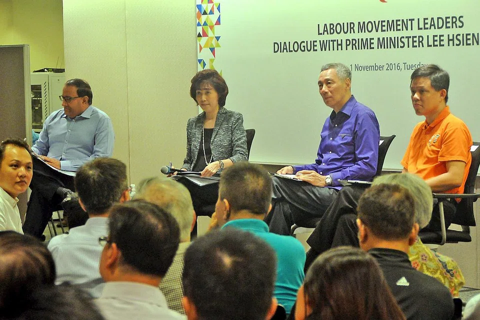 BERBINCANG CABARAN PEKERJA MASA MUKA: Perdana Menteri Lee Hsien Loong (kedua dari kanan) mengadakan dialog bersama pemimpin pergerakan buruh malam tadi berhubung cara mempersiap tenaga kerja Singapura agar lebih bersedia menyahut cabaran masa depan. Di sisi beliau ialah Setiausaha Agung NTUC, Encik Chan Chun Sing (kanan), Presiden NTUC, Cik Mary Liew (kedua dari kiri), dan Menteri Perdagangan dan Perusahaan (Perusahaan), Encik S. Iswaran (kiri). - Foto KHALID BABA