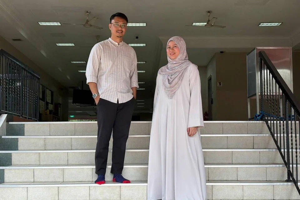 Karyawan muda dan golongan profesional digalakkan terus menabur bakti tanpa jemu kepada masjid dan masyarakat, seperti yang ditonjolkan melalui sumbangan Encik Izzairin Swandi (kiri) dan Cik Noor Amirah Abdul Rashid.  