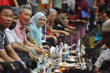 Keperibadian Perdana Menteri, Encik Lee Hsien Loong (tiga dari kiri), yang antara lain, penuh belas kasihan, memberi sokongan tegas terhadap peningkatan dan kemajuan masyarakat, pengetahuan budaya yang mendalam serta kefasihan berbahasa Melayu, secara kolektif telah menyumbang kepada populariti beliau dalam kalangan masyarakat Melayu/Islam di Singapura, kata penganalisis. Gambar diambil semasa acara iftar di Ang Mo Kio pada Ogos 2012. Bersama beliau ialah mantan Anggota Parlimen, Encik Inderjit Singh (di kanan Encik Lee) dan Dr Intan Azura Mokhtar.
