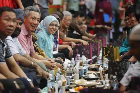 Keperibadian Perdana Menteri, Encik Lee Hsien Loong (tiga dari kiri), yang antara lain, penuh belas kasihan, memberi sokongan tegas terhadap peningkatan dan kemajuan masyarakat, pengetahuan budaya yang mendalam serta kefasihan berbahasa Melayu, secara kolektif telah menyumbang kepada populariti beliau dalam kalangan masyarakat Melayu/Islam di Singapura, kata penganalisis. Gambar diambil semasa acara iftar di Ang Mo Kio pada Ogos 2012. Bersama beliau ialah mantan Anggota Parlimen, Encik Inderjit Singh (di kanan Encik Lee) dan Dr Intan Azura Mokhtar.