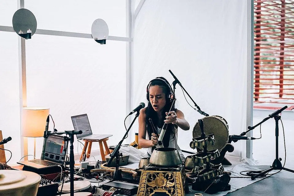 ABUNGAN TRADISIONAL DAN MODEN: Sebagai pemuzik, Cik Rosemainy giat menghasilkan karya yang menggabungkan gamelan dengan alat muzik Barat serta muzik band alternatif, dan pernah membuat persembahan di dalam dan luar negara. - Foto ESPLANADE