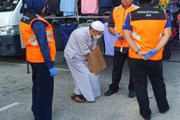 Lelaki kurang upaya fizikal mengemis di pasar malam sekitar Pahang dan mampu menjana ratusan ringgit sehari, malah memiliki sebuah kereta Proton X70 berharga RM127,000 ($35,713).
