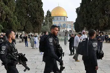 PENGANUT BERKERUMUN: Penganut Yahudi berkunjung, dengan dilindungi oleh pasukan keselamatan Israel, ke pekarangan Masjid Al-Aqsa, yang juga dikenali sebagai kompleks Temple Mount kepada orang Yahudi, di Baitulmaqdis pada Ahad lalu, semasa cuti Paskah Yahudi. - Foto AFP