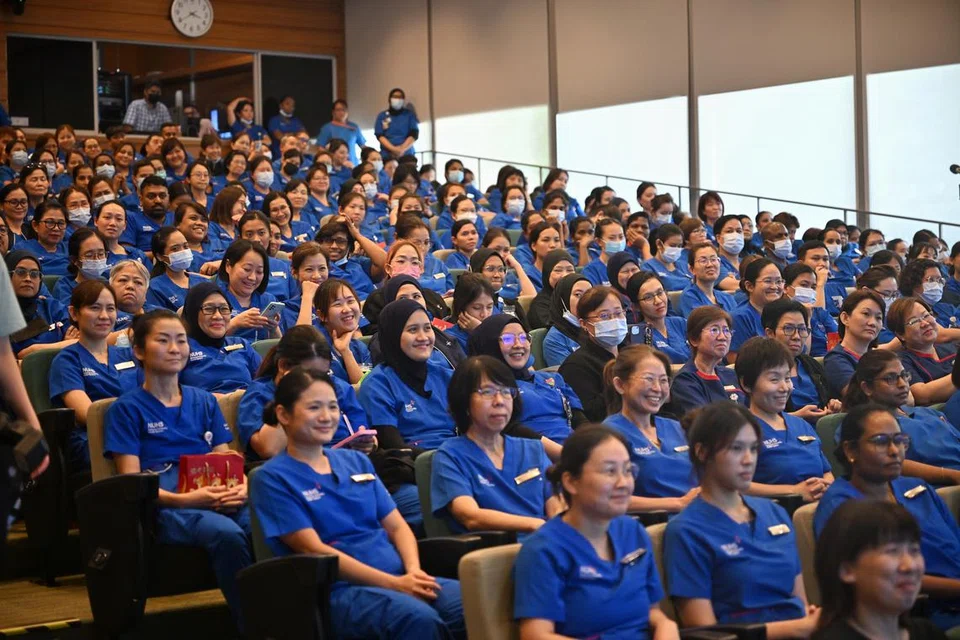 Jururawat di Singapura meraih gaji antara yang tertinggi di Asean, dan ini menjadi antara penarik utama bagi jururawat di Malaysia untuk bertugas di Singapura.