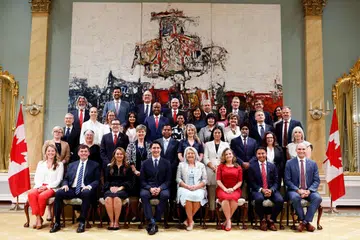 ROMBAKAN KABINET: Perdana Menteri Canada, Encik Justin Trudeau (duduk, empat dari kiri) bersama para menteri Kabinet barunya, semasa satu sidang akhbar di Dewan Rideau, Ottawa, Canada pada Rabu.