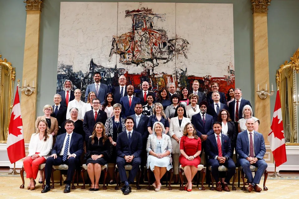 ROMBAKAN KABINET: Perdana Menteri Canada, Encik Justin Trudeau (duduk, empat dari kiri) bersama para menteri Kabinet barunya, semasa satu sidang akhbar di Dewan Rideau, Ottawa, Canada pada Rabu.