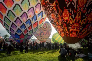 Peserta bersiap sedia menaiki belon udara panas, sebuah acara tahunan sejak 1950, pesta belon udara panas semasa cuti Aidilfitri di Wonosobo, Jawa Tengah, pada 11 April.