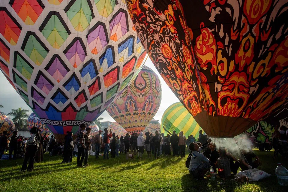 Peserta bersiap sedia menaiki belon udara panas, sebuah acara tahunan sejak 1950, pesta belon udara panas semasa cuti Aidilfitri di Wonosobo, Jawa Tengah, pada 11 April.