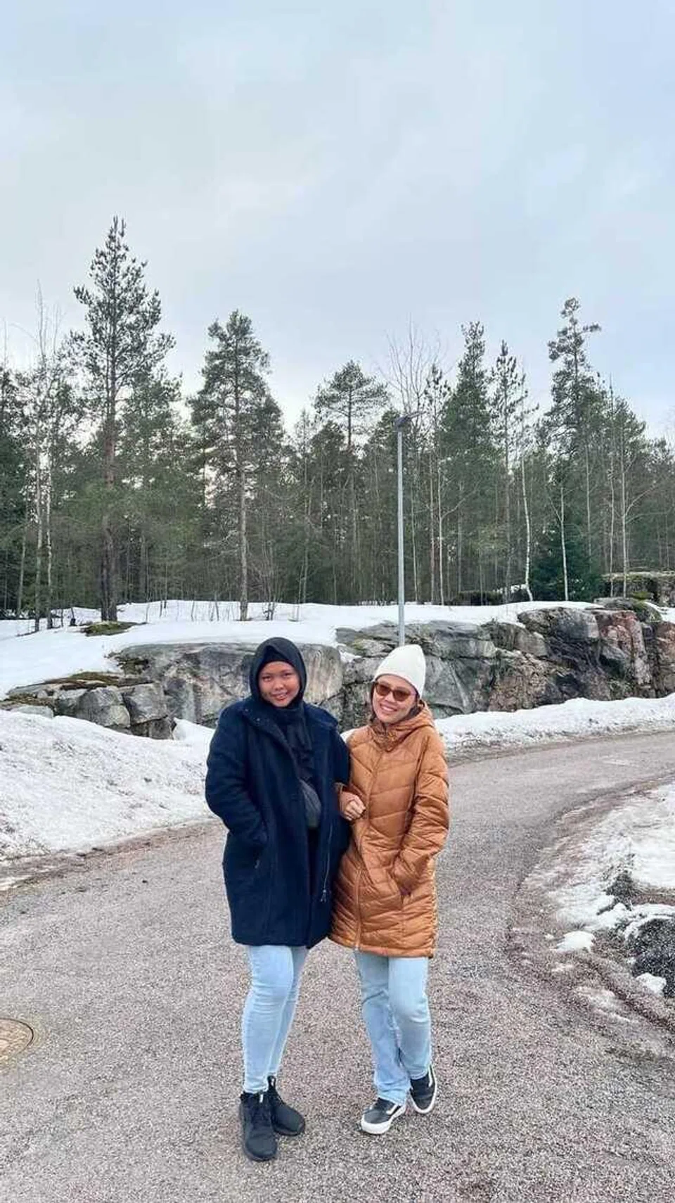 Cik Efa Fatimah Azman (kiri) bersama rakan kerjanya di Helsinki, Finland.