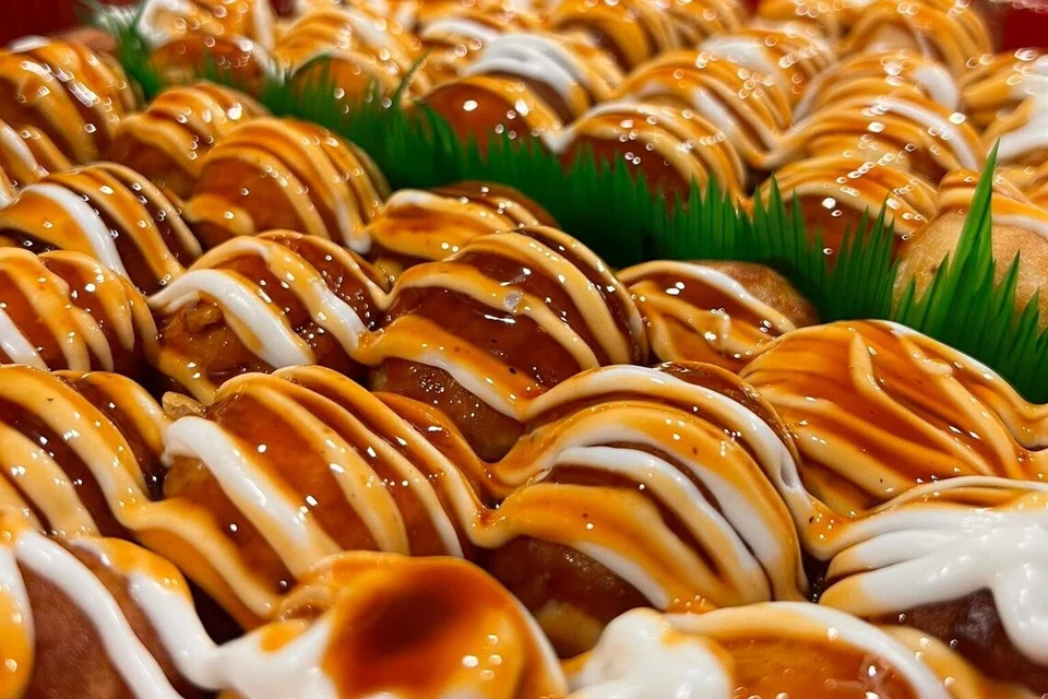 Pelbagai inti ‘takoyaki’ seperti sotong, udang dan ketam dibanjiri dengan aneka sos yang menyelerakan. 30 bola takoyaki dijual pada harga $38. 