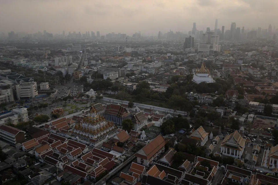 Foto udara memaparkan Kuil Wat Ratchanatdaram (kiri) dan Kuil Wat Saket (kanan) di tengah-tengah tahap pencemaran udara sederhana di Bangkok pada 7 Februari 2025.