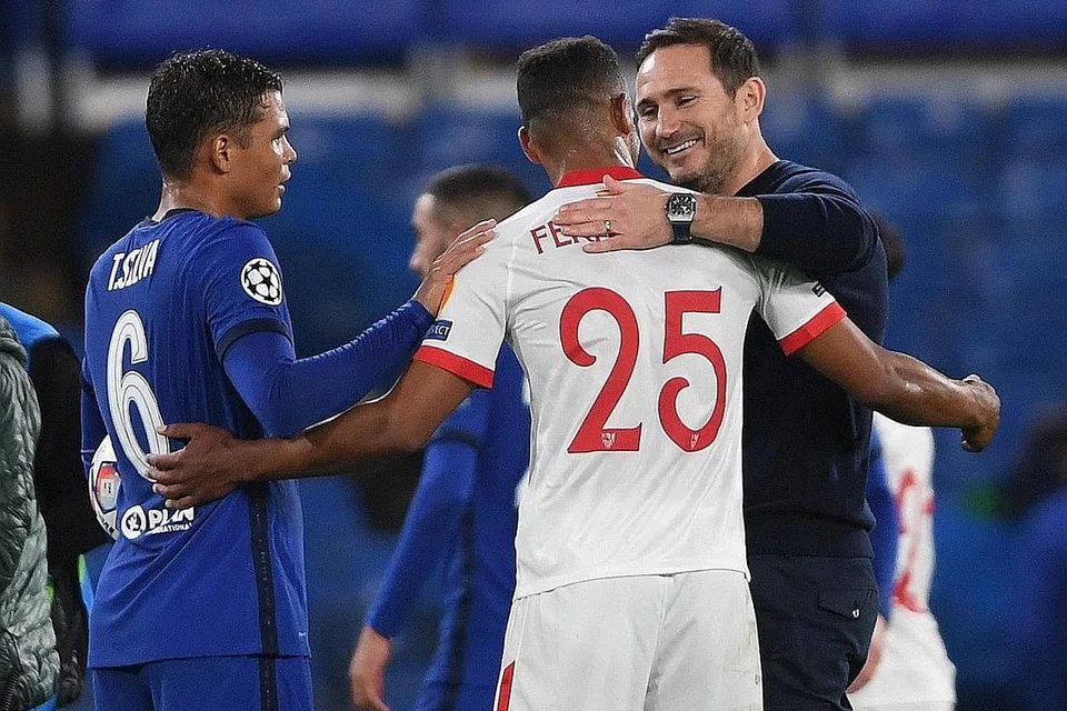BERTANDANG KE OLD TRAFFORD: Pengurus Chelsea, Frank Lampard bercakap dengan Fernando dari Sevilla di akhir perlawanan Liga Juara-Juara. Dalam aksi Kumpulan E, The Blues sekadar seri tanpa jaringan dengan kelab La Liga, Sevilla. The Blues mahu meraih kemenangan di Old Trafford. - Foto EPA-EFE 