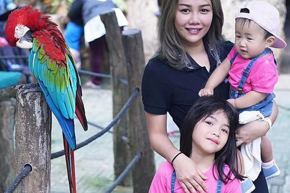 IBU MUDA: Stacy mengambil anak angkat bernama Bella sebelum berkahwin dan kini juga mempunyai anak kandung sendiri bernama Eshaal. - Foto ihsan STACY ANAM