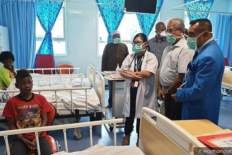 BUAT LAWATAN: Menteri di Jabatan Perdana Menteri Malaysia, Senator P. Waytha Moorthy (dua dari kanan) melawat orang asli daripada suku kaum Bateq di Hospital Gua Musang, Ahad lalu. - Foto FACEBOOK P WAYTHA MOORTHY