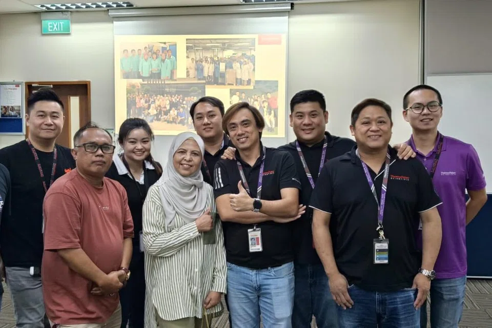 Cik Siti Adawiah (tengah) bersama rakan-rakan kerjanya sebelum pencen.