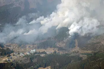 Pemandangan dari udara menunjukkan kebakaran hutan di sebuah gunung di Ofunato, wilayah Iwate, timur laut Jepun, pada 28 Februari 2025.